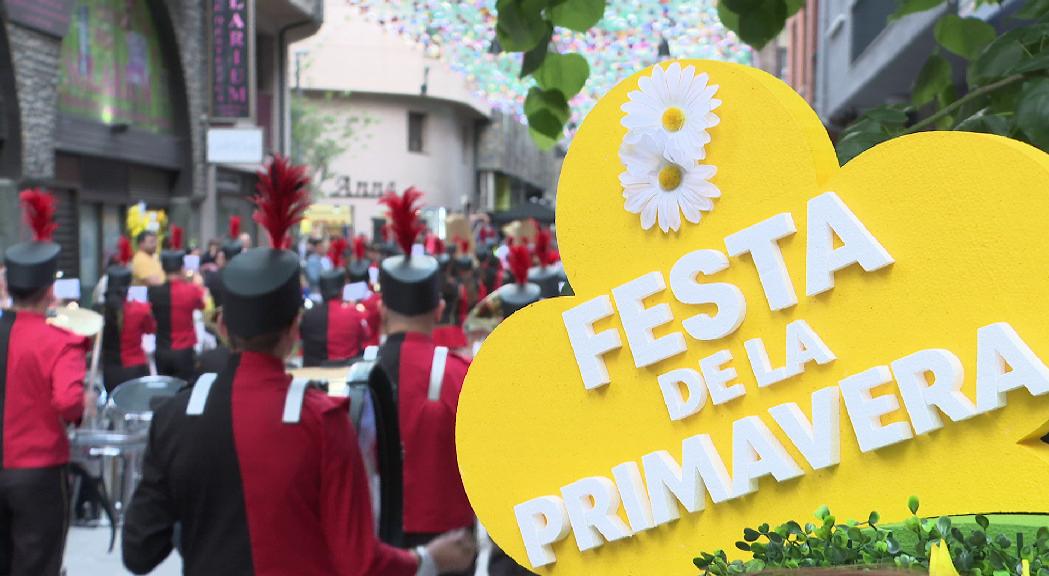 Majorettes per celebrar la festa de la primavera al carrer Callaueta