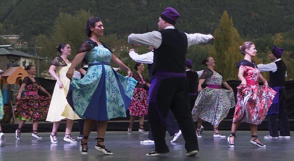 La dansa i la cultura tradicionals amb tocs de modernitat. &Eacut