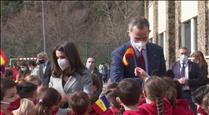 Més de 200 alumnes reben els reis d'Espanya al María Moliner