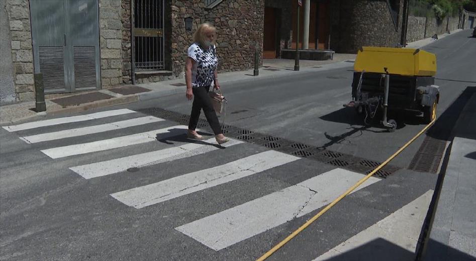 La circulació al carrer de la Creu Grossa d'Andorra la Vel