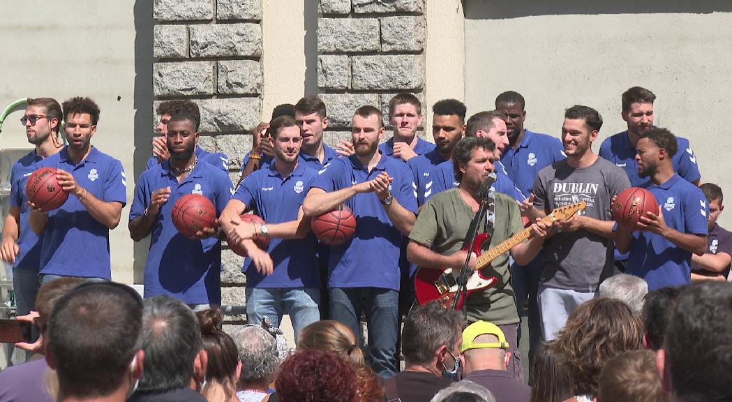 El MoraBanc Andorra recupera la tradició i presenta l'equip a un públic entregat