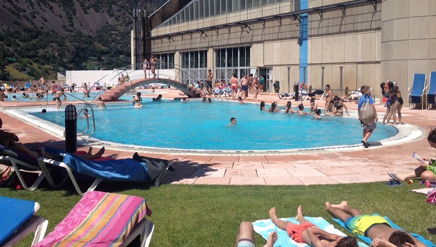 La piscina exterior del Centre Esportiu dels Serradells torna a o