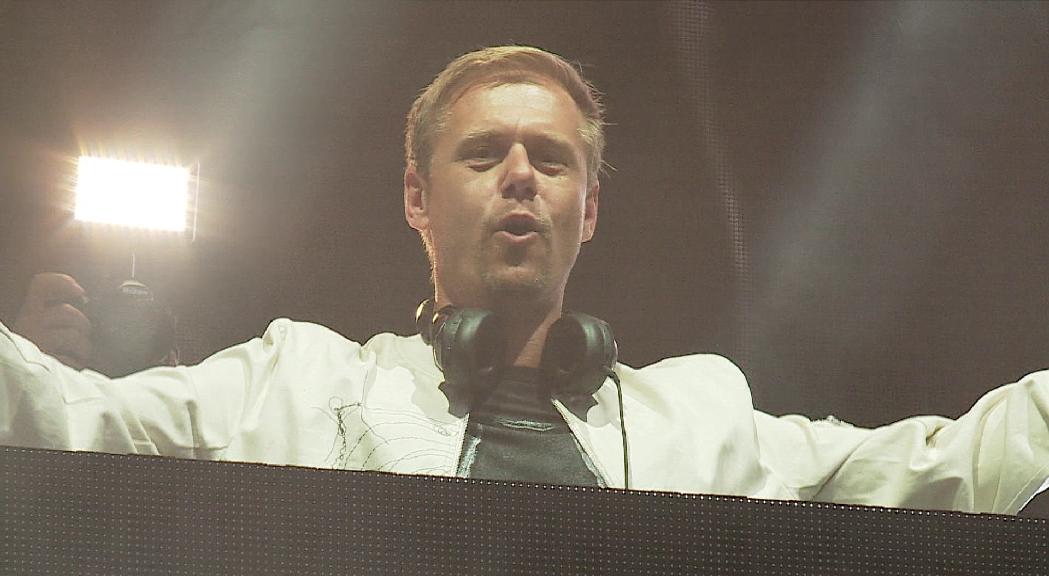 La pluja no va poder amb les ganes de festival al concert d'Armin Van Buuren