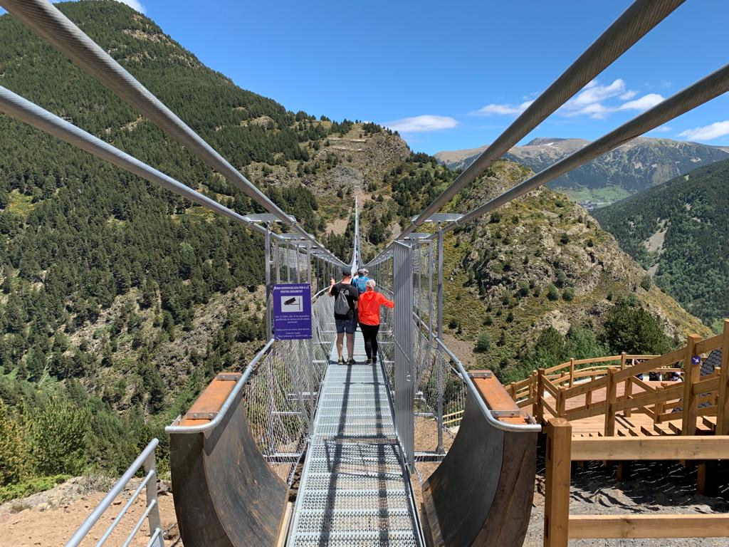 El pont tibetà de Canillo rep 800 visitants el primer dia d'obertura