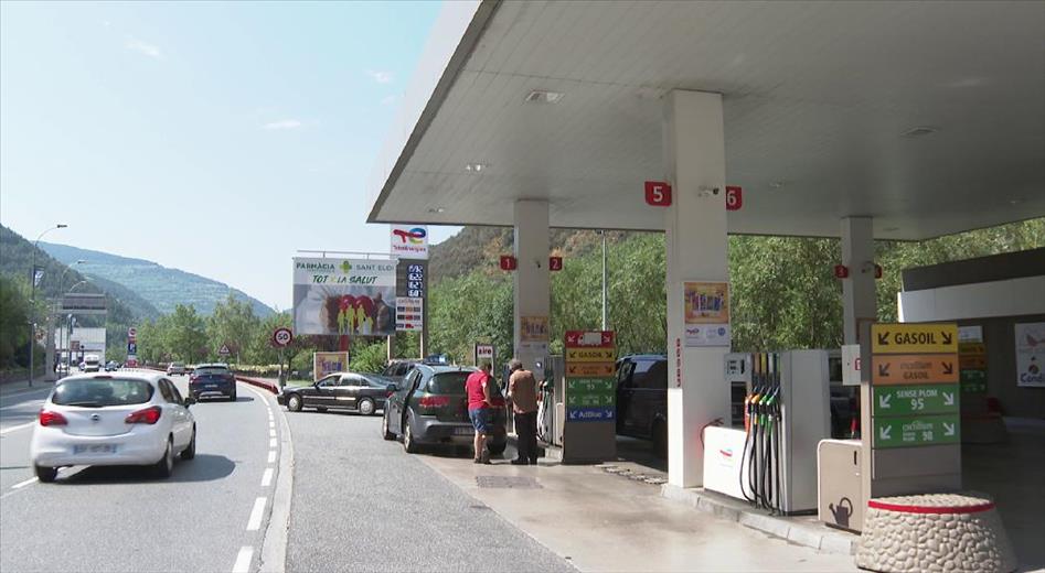 El preu de la benzina va continuar disminuint el mes passat.
