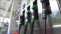 El preu dels carburants disminueix un 12% respecte mitjan juny 