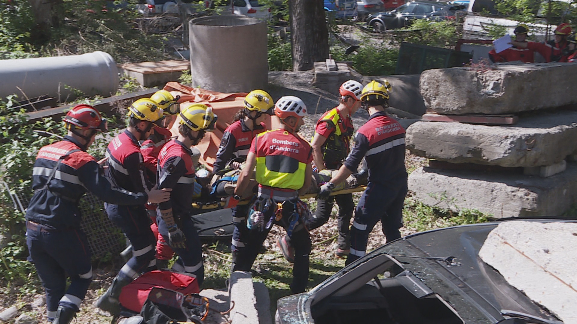 Reportatge: com s'actuaria en cas de terratrèmol d'alta intensitat amb víctimes atrapades entre la runa?