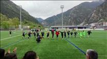 Reportatge: les cadets de l'ENFAF de futbol femení, campiones dins i fora del terreny de joc