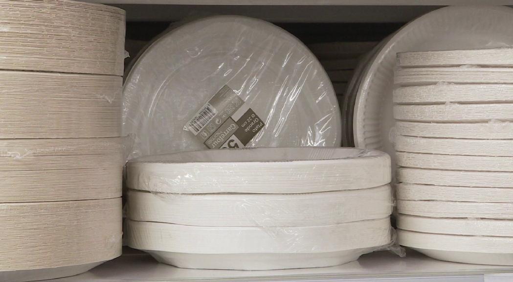 Reportatge: Com s'han adaptat els comerciants a la prohibició dels plàstics d'un sol ús?