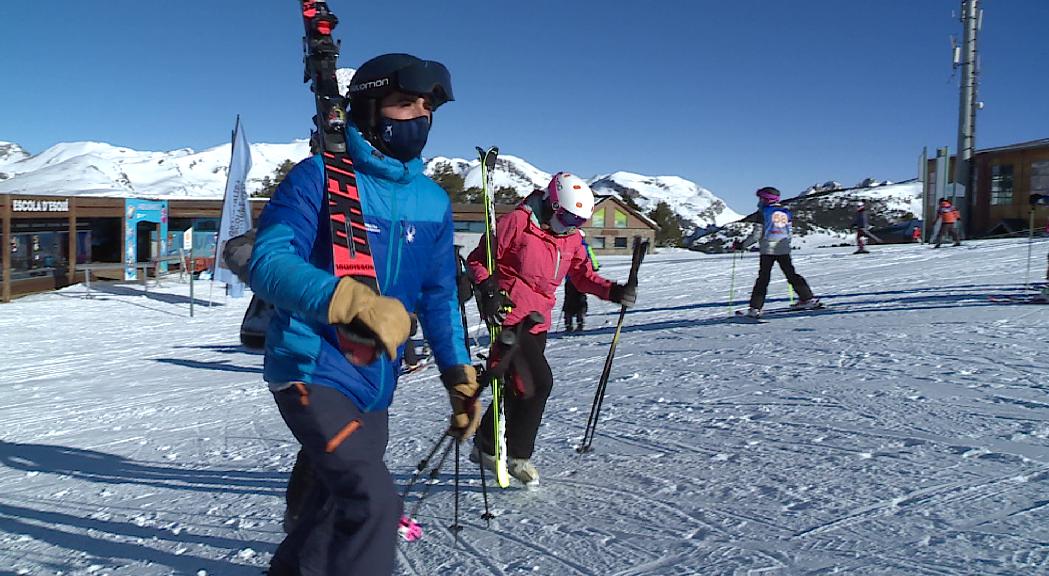 Reportatge: Molts monitors d'esquí tornen a treballar a ple rendiment i deixen enrere els greus obstacles de la temporada passada