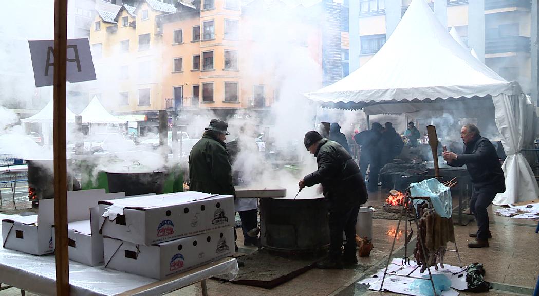Reportatge: La preparació de l'escudella d'Andorra la Vella des de les fogaines