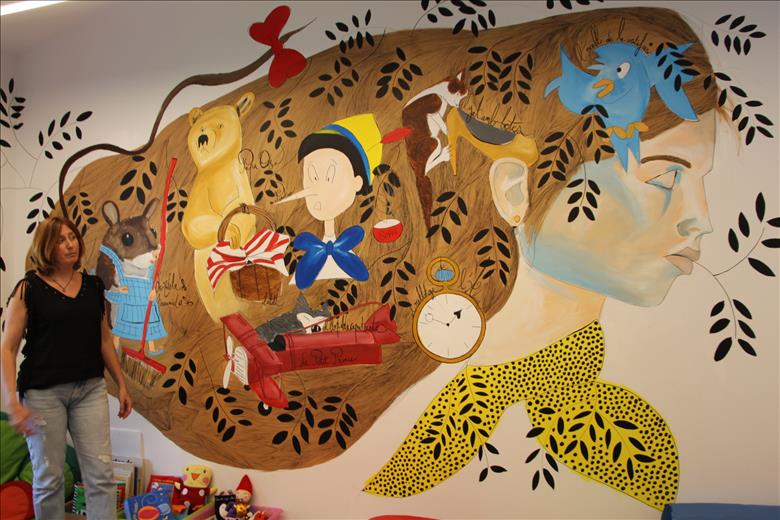 L'artista Rosa Mujal ha cedit un mural a la Bebeteca de l&#39