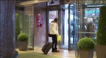 Hotels i allotjaments troben precipitada la taxa turística al juliol i vol més temps per adaptar-s'hi