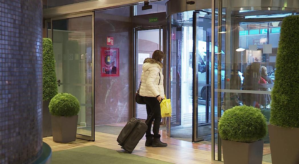 Hotels i allotjaments troben precipitada la taxa turística al juliol i vol més temps per adaptar-s'hi