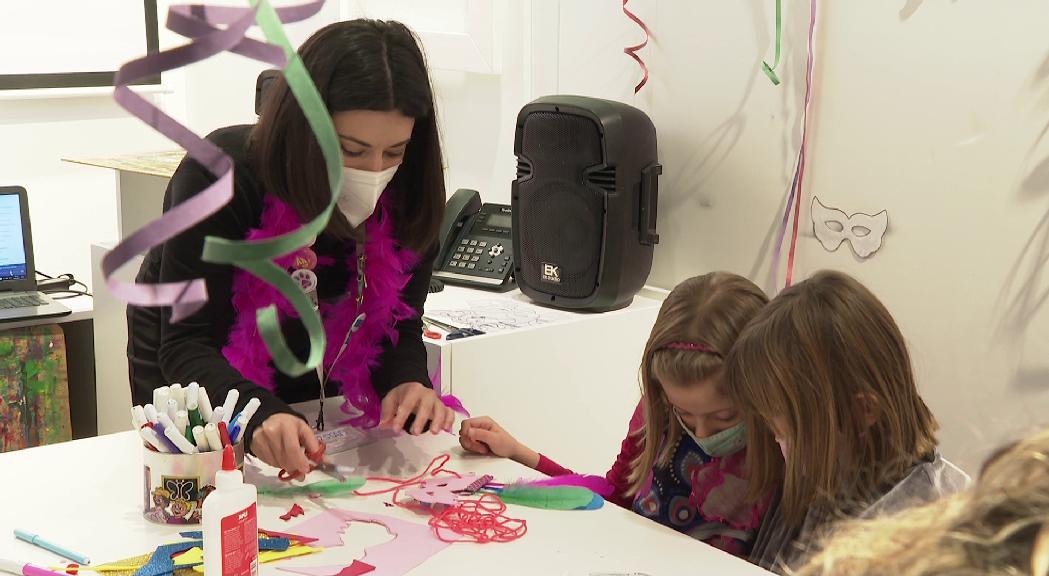 Taller d'elaboració de màscares de carnaval al Museu Carmen Thyssen per celebrar una festa atípica a causa de la pandèmia