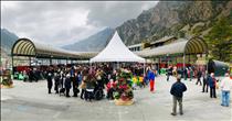 El temps i les vacances escolars desllueixen Sant Jordi