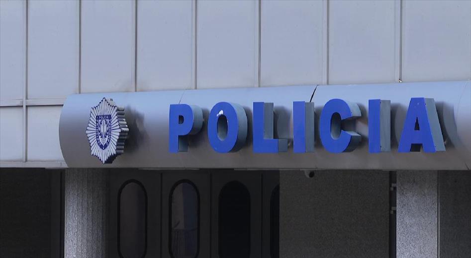 La policia va detenir dimarts a Santa Coloma tres persones per un