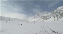 Els turistes desafien la neu per pujar a Tristaina i els andorrans treuen la pols als esquís