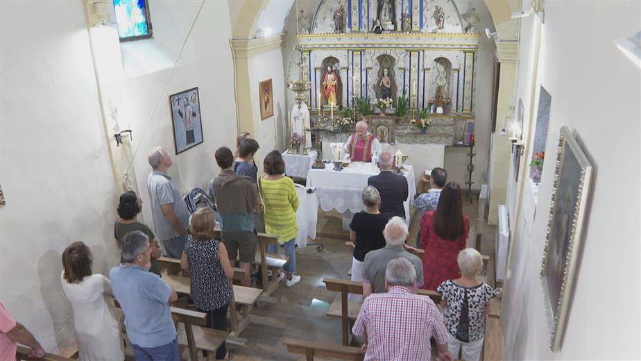 Una vintena de persones ha assistit a la missa de Sant Bartomeu, 