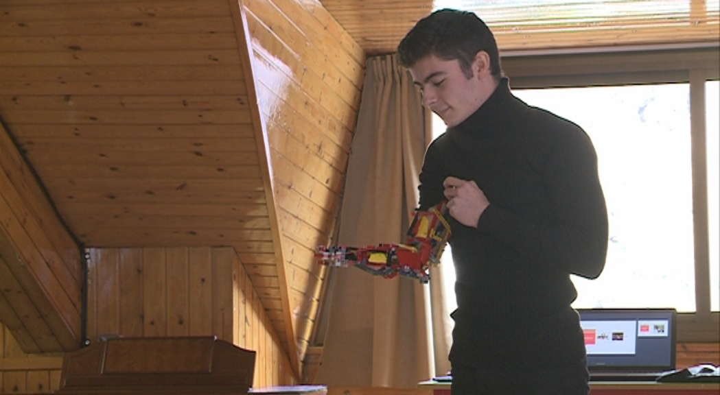 Reportatge: Es construeix un braç articulat amb peces de LEGO