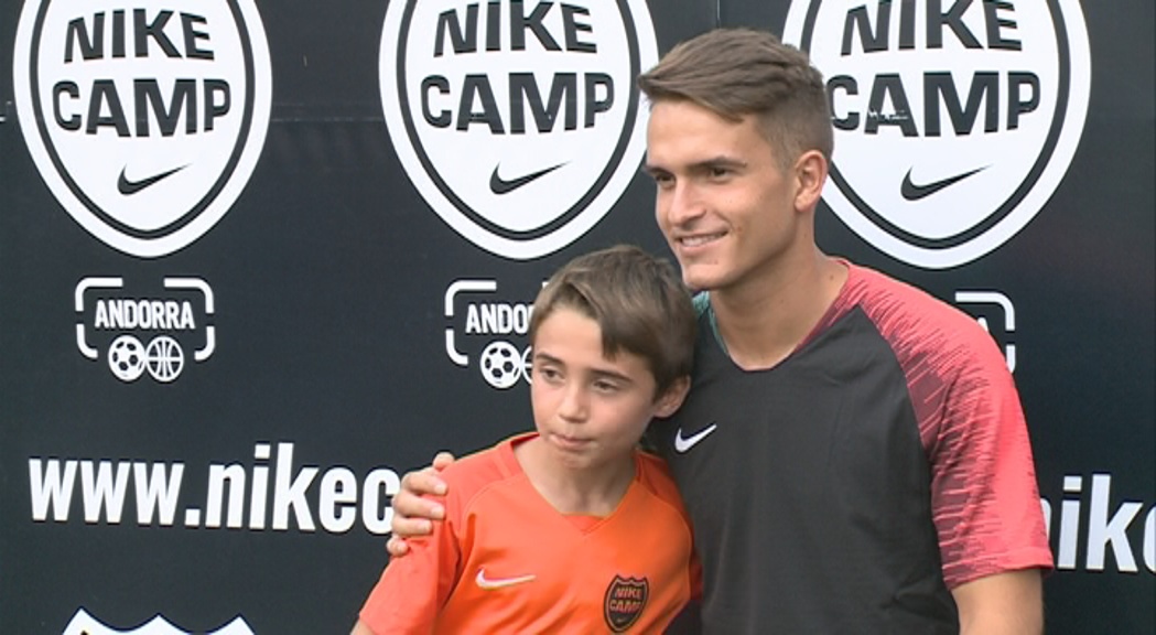 Denis Suárez i el jove Riqui Puig visiten el Campus Nike de futbol