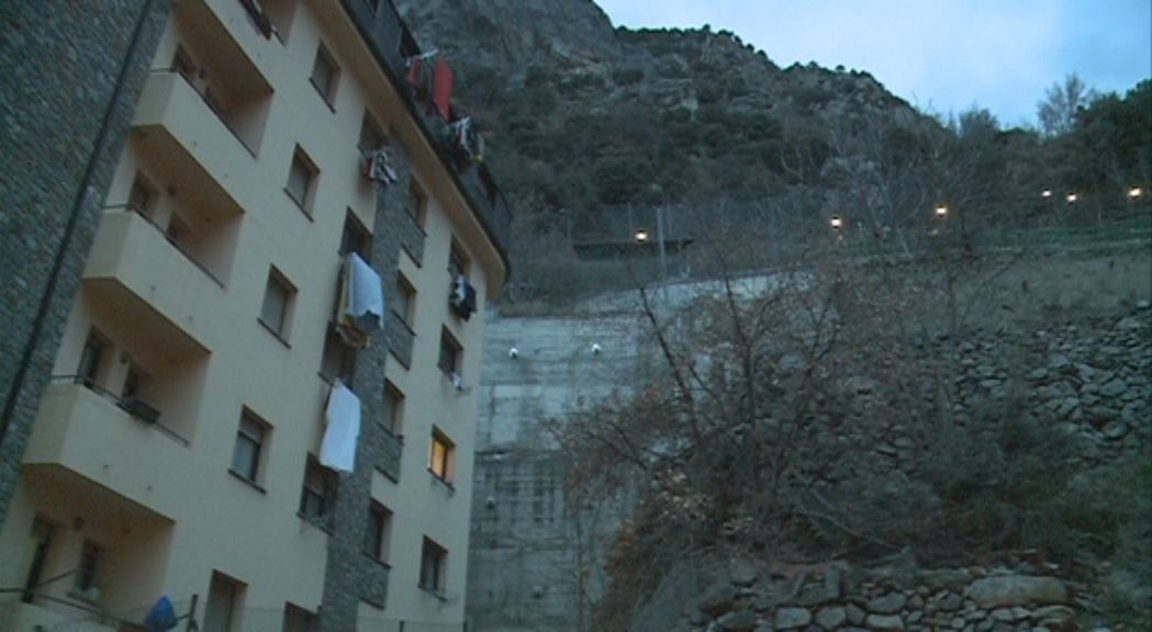 Es desallotjaran quatre edificis de la Solana d'Andorra la Vella per estabilitzar uns blocs rocosos