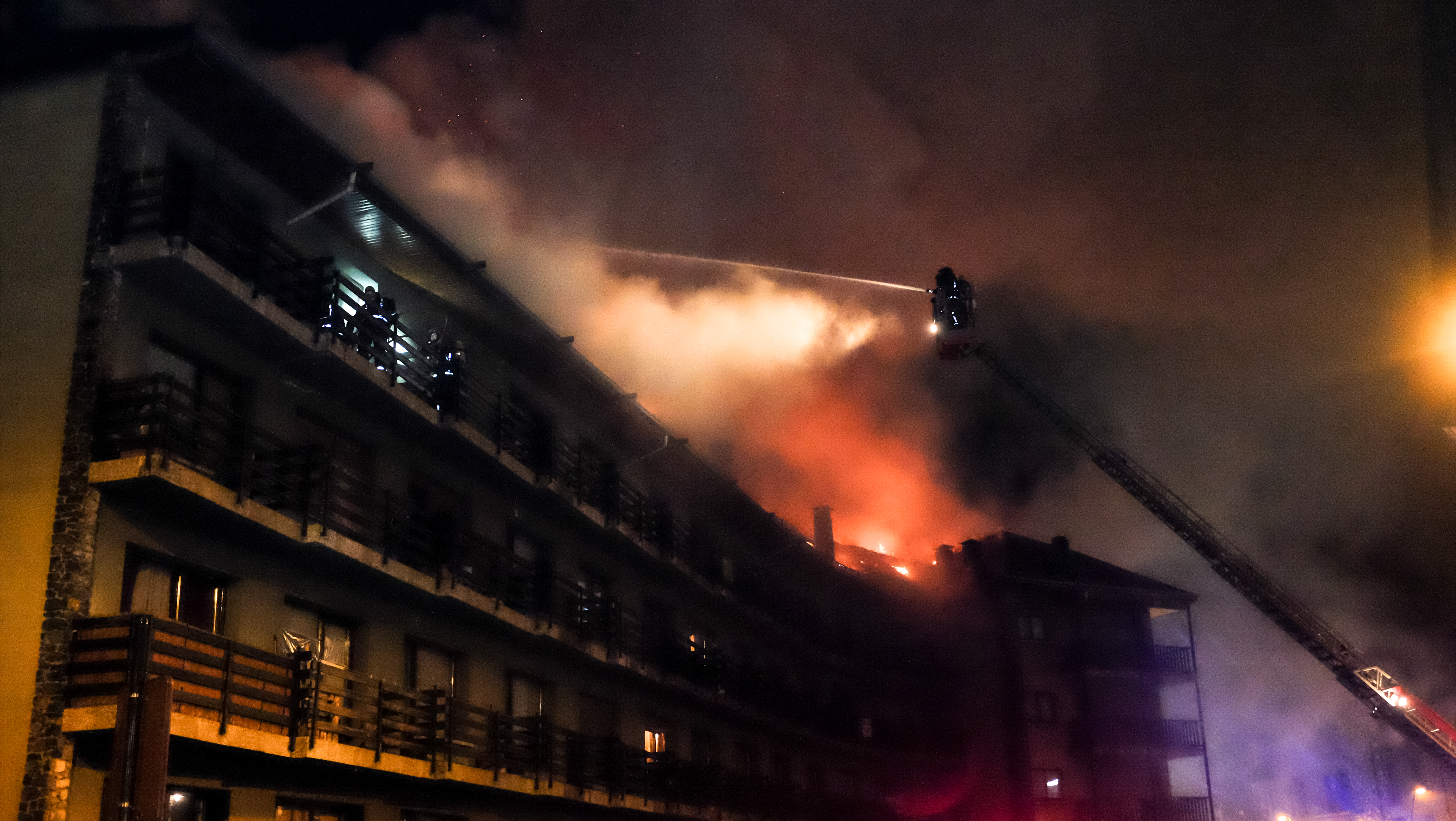 Les tasques d'extinció de l'incendi a l'edifici Tiffany's han continuat durant la matinada