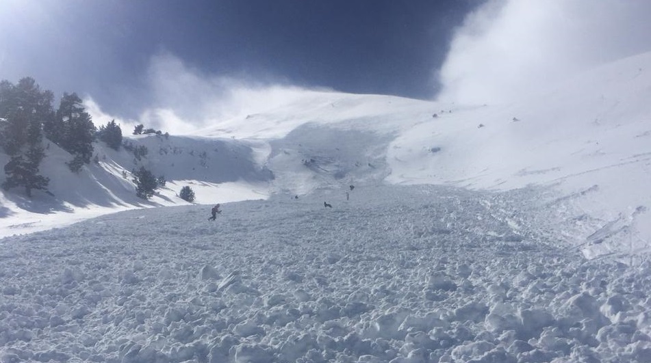 Tres esquiadors que practicaven esquí alpí forapist