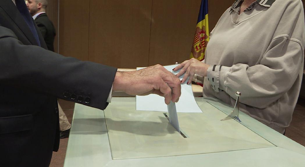 Els candidats i candidates a cap de Govern exerceixen el seu dret a vot