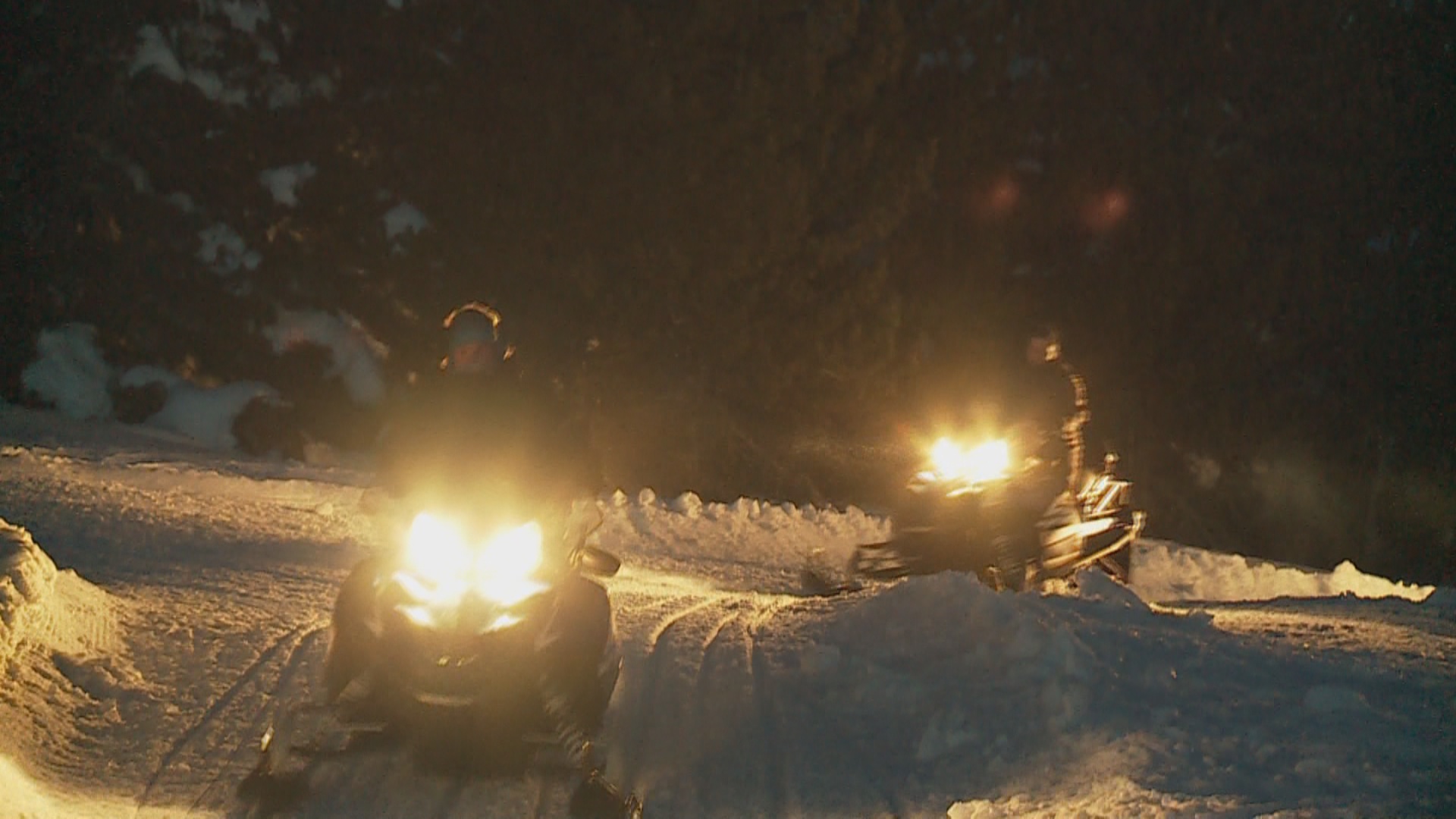 Reportatge: Excursió nocturna en moto de neu a Naturlàndia