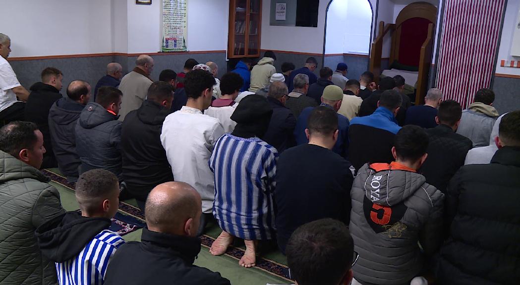 La comunitat musulmana va encarar la recta final del ramadà i així van viure la nit del destí