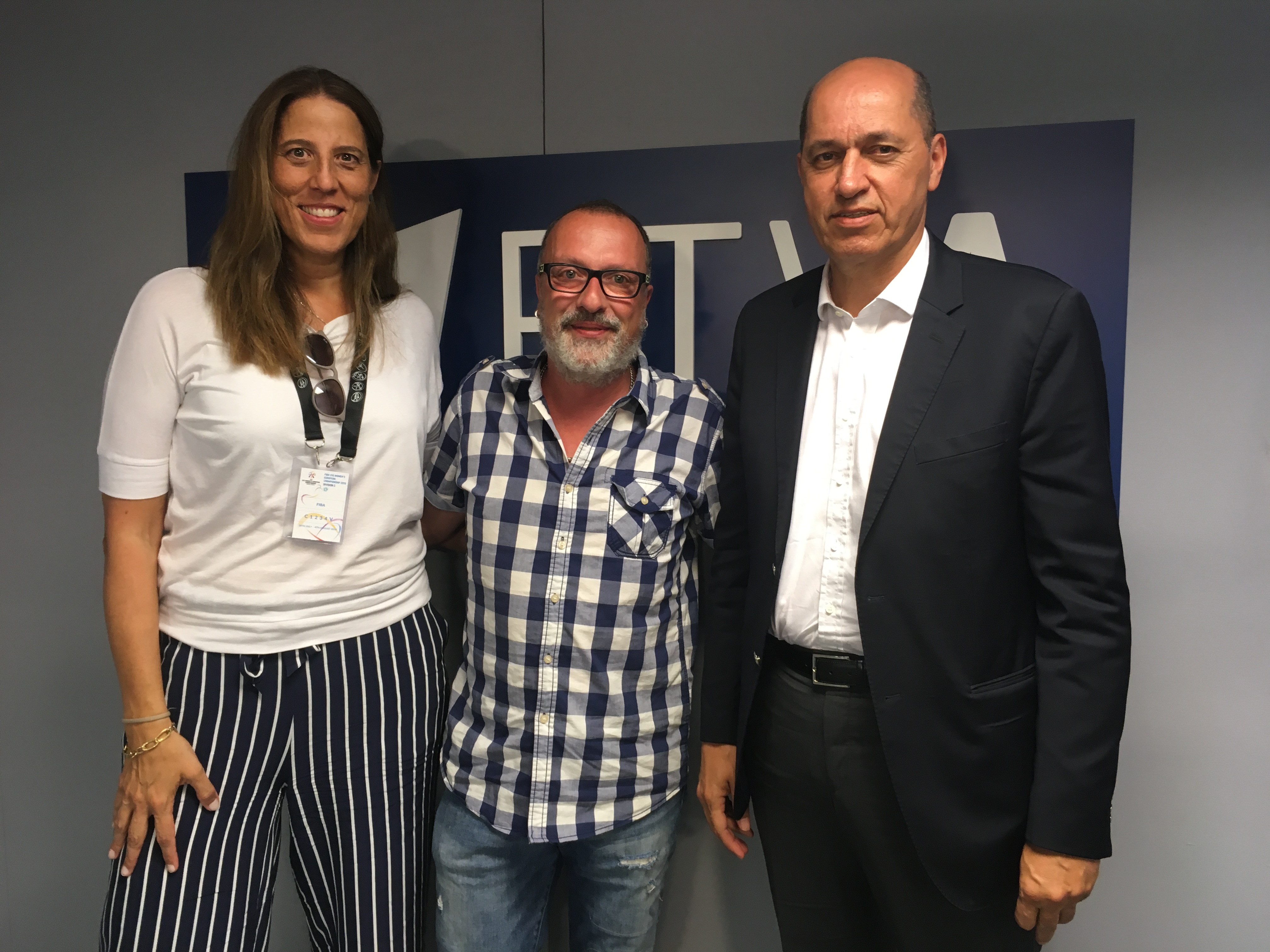 Entrevista al president de la FIBA Turgay Demirel i la manager de projectes Betty Cebrián